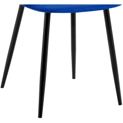 Tyylikäs samettinen ruokailutuoli pehmustetulla istuimella ja selkänojalla