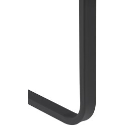 Tyylikäs nojatuoli mukavalla istuimella ja metallirungolla olohuoneeseen