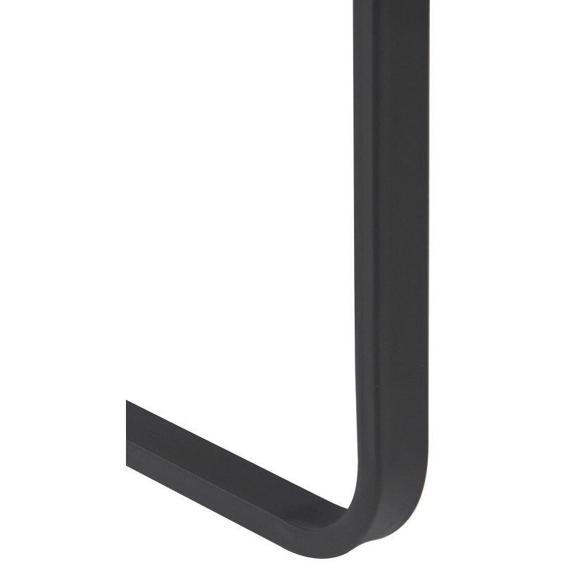 Tyylikäs nojatuoli mukavalla istuimella ja metallirungolla olohuoneeseen