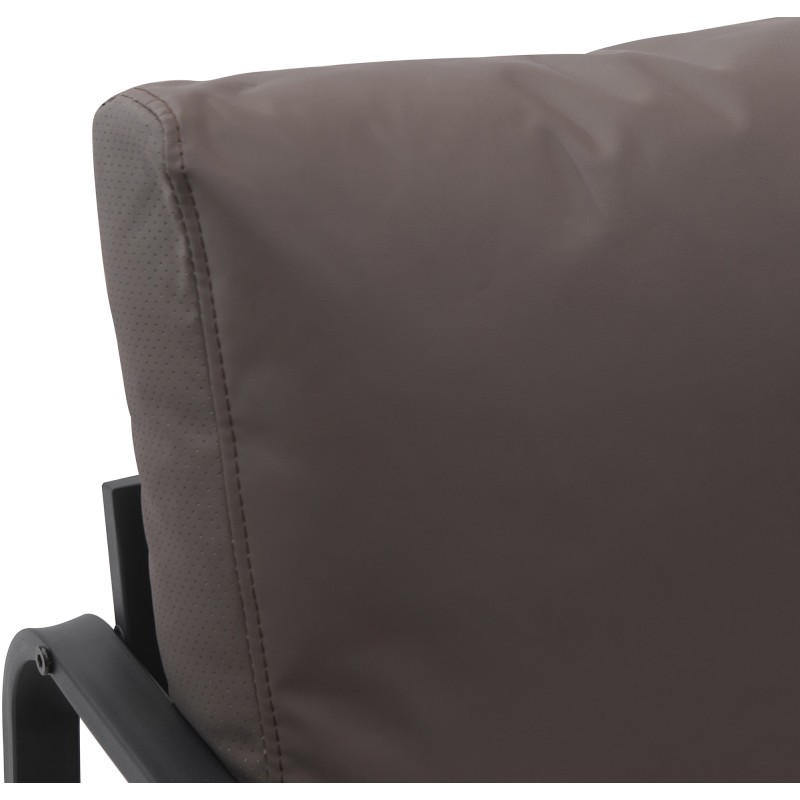 Tyylikäs nojatuoli mukavalla istuimella ja metallirungolla olohuoneeseen