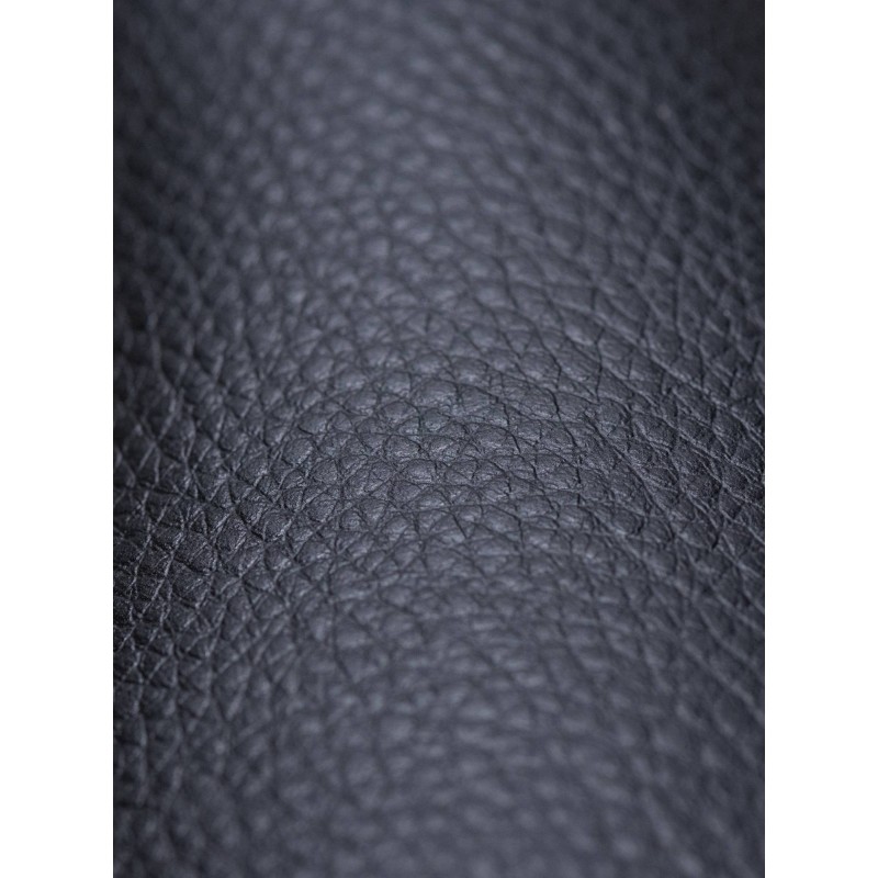 Tyylikäs kahden ruokailutuolin setti käsinojilla ja puisella rungolla