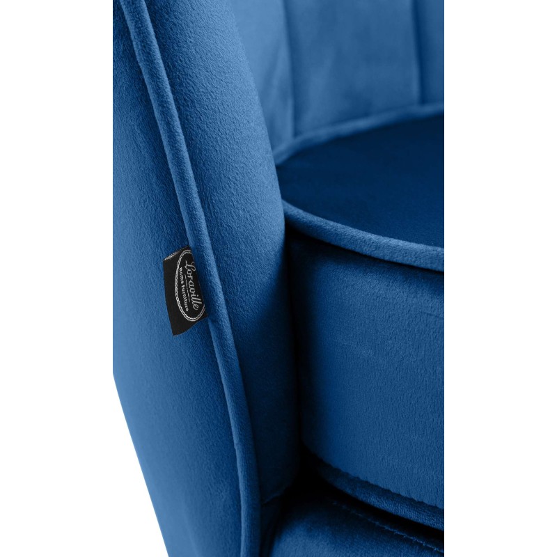 Ylellinen samettinen nojatuoli kultaisilla jaloilla olohuoneeseen