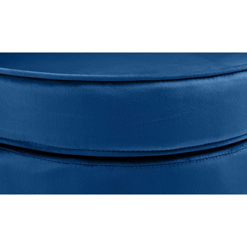 Ylellinen samettinen nojatuoli kultaisilla jaloilla olohuoneeseen