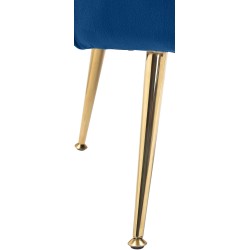 Ylellinen samettinen nojatuoli kultaisilla jaloilla olohuoneeseen