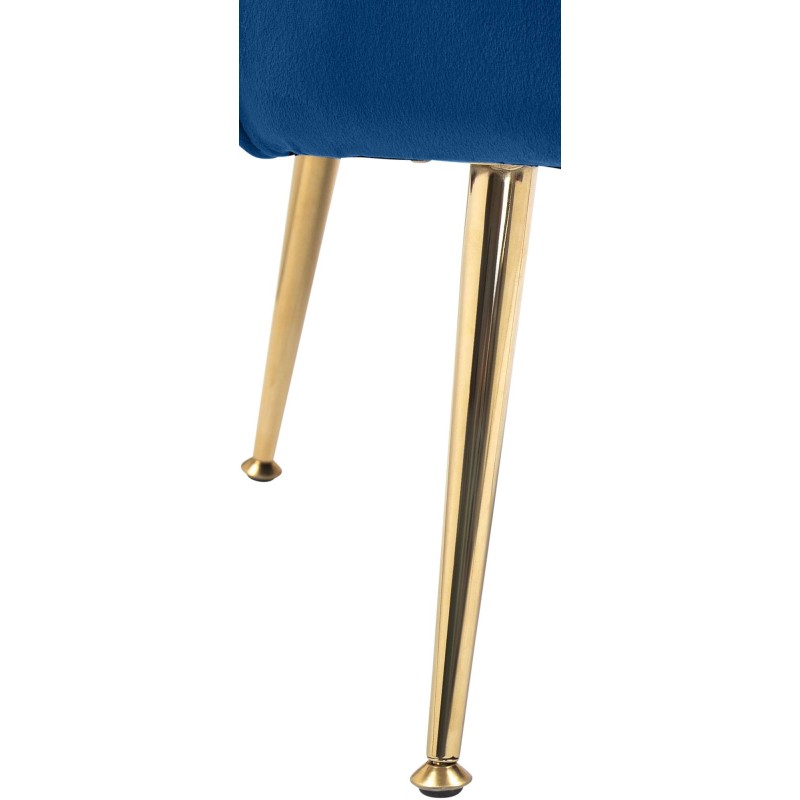 Ylellinen samettinen nojatuoli kultaisilla jaloilla olohuoneeseen