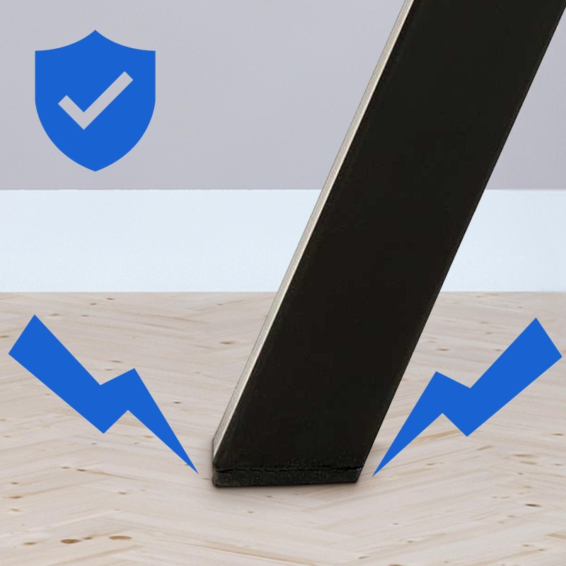 Tyylikäs samettinen ruokailutuoli pyörivällä istuimella ja metallijalustalla