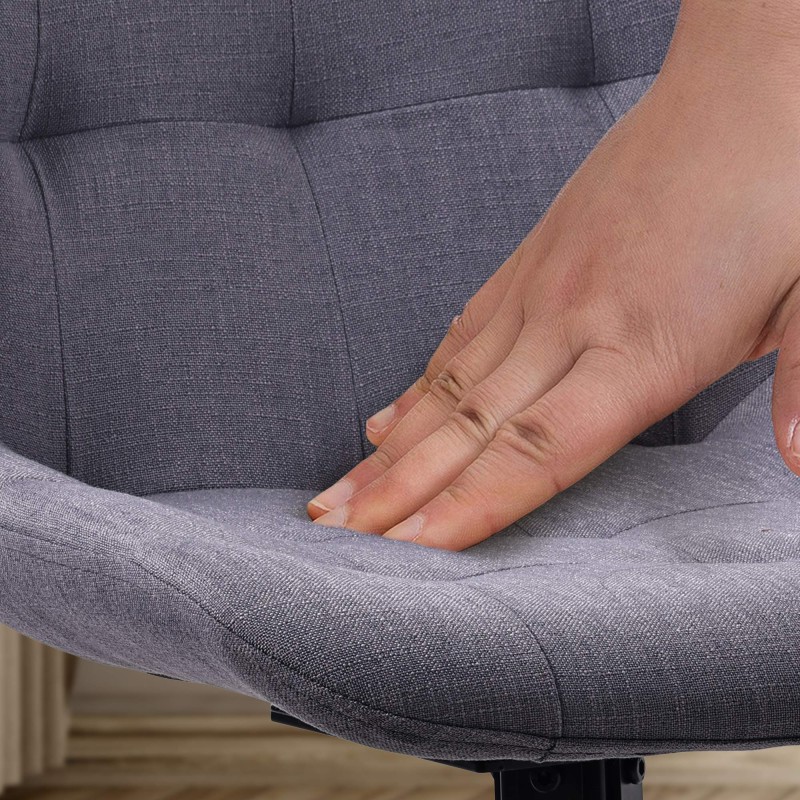 Tyylikäs kääntyvä ruokapöydän tuoli pehmustetulla istuimella ja selkänojalla