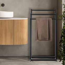 Anoka musta pyyheteline kolmella tangolla kylpyhuoneeseen