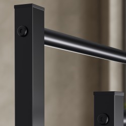 Anoka musta pyyheteline kolmella tangolla kylpyhuoneeseen