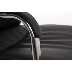 Tyylikäs ergonominen vierailutuoli keinonahalla ja kromatulla rungolla