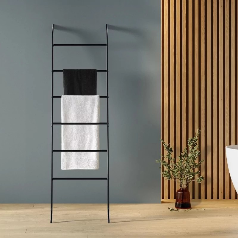 Moderni pyyheteline kylpyhuoneeseen kuudella tangolla mattamusta metalli