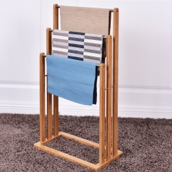 Bambusta valmistettu vapaasti seisova pyyheteline kolmella tangolla