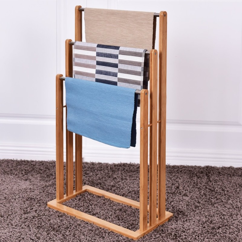 Bambusta valmistettu vapaasti seisova pyyheteline kolmella tangolla
