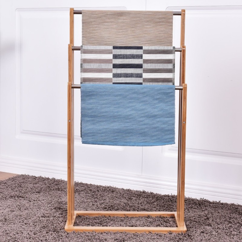 Bambusta valmistettu vapaasti seisova pyyheteline kolmella tangolla
