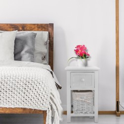 Kaksitasoinen valkoinen puinen yöpöytä korilla ja laatikolla