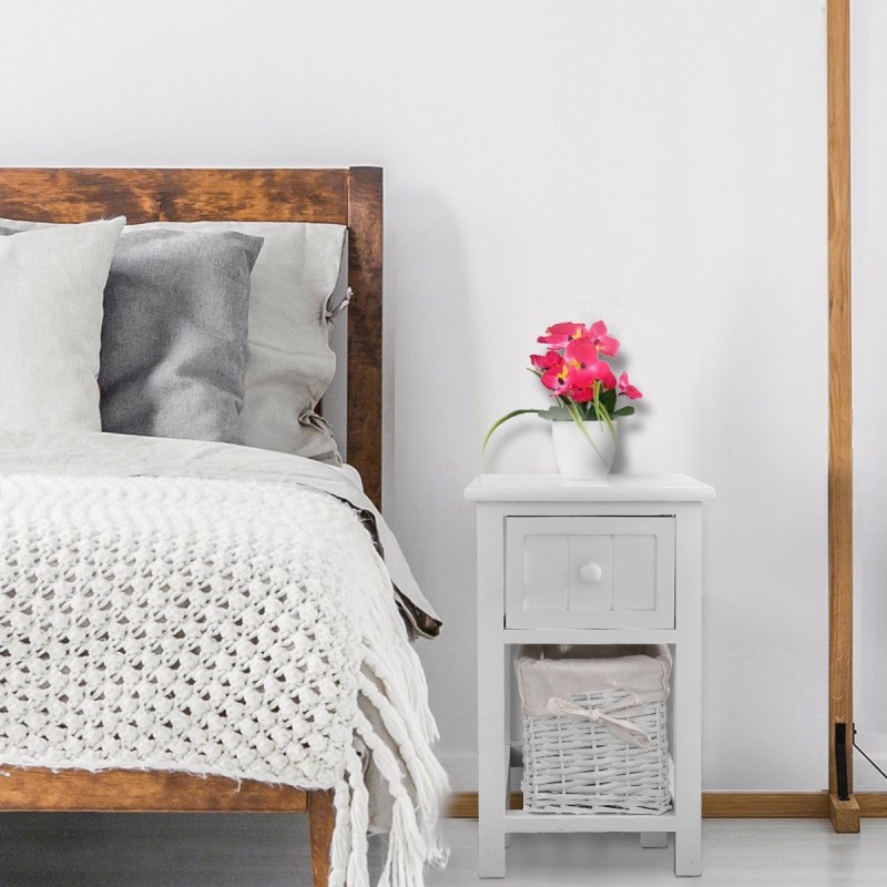 Kaksitasoinen valkoinen puinen yöpöytä korilla ja laatikolla