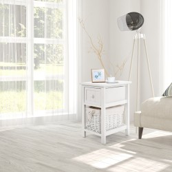 Kaksitasoinen valkoinen puinen yöpöytä korilla ja laatikolla