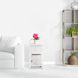 Kaksitasoinen valkoinen puinen yöpöytä korilla ja laatikolla