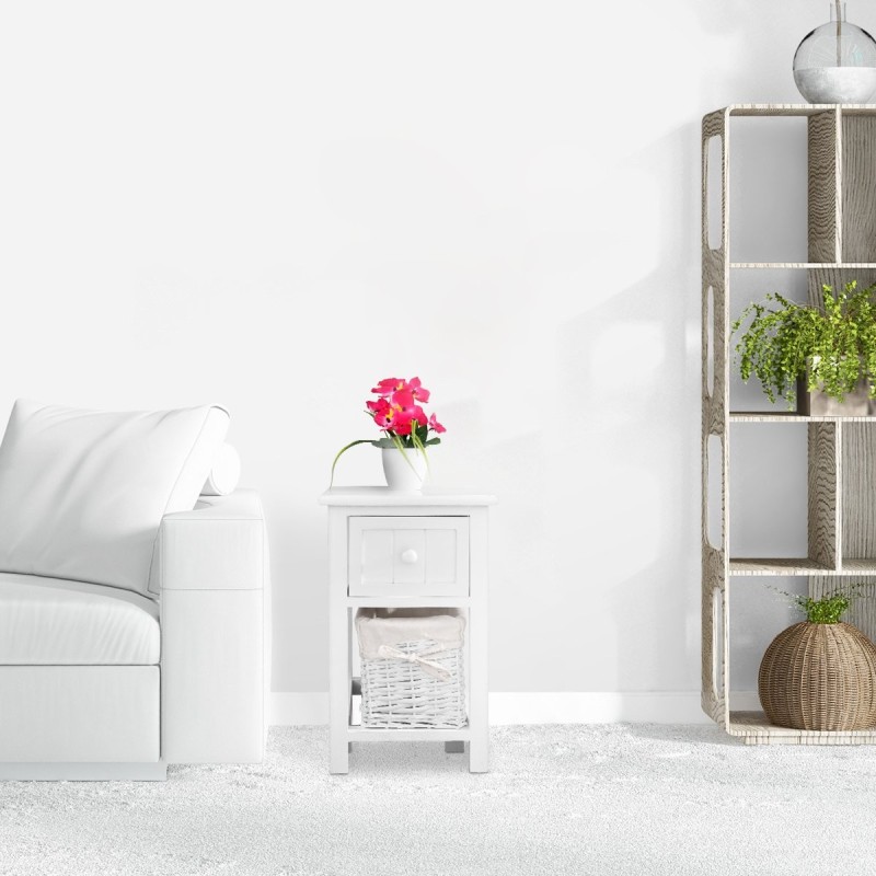 Kaksitasoinen valkoinen puinen yöpöytä korilla ja laatikolla