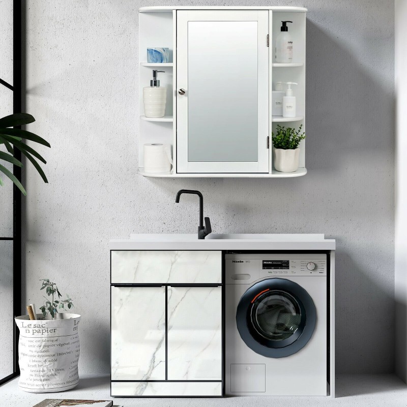 Valkoinen kylpyhuonekaappi peilillä ja runsaalla säilytystilalla