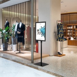 Korkeussäädettävä käännettävä musta julisteteline A3-koko