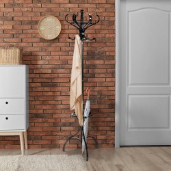 Musta puinen vaate- ja hattuteline kolmionmuotoisella jalustalla