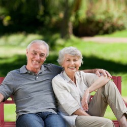 Kolmen istuttava punainen puutarhapenkki valuraudasta ja teräksestä