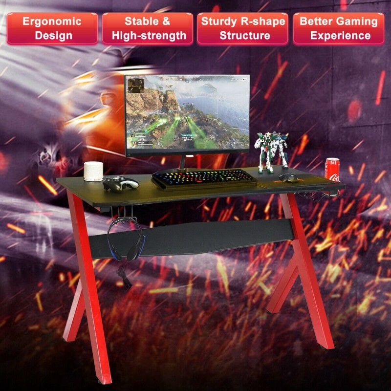 Pelipöytä hiirimatolla, kuuloketelineellä ja ohjaintelineillä