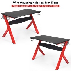 Pelipöytä hiirimatolla, kuuloketelineellä ja ohjaintelineillä