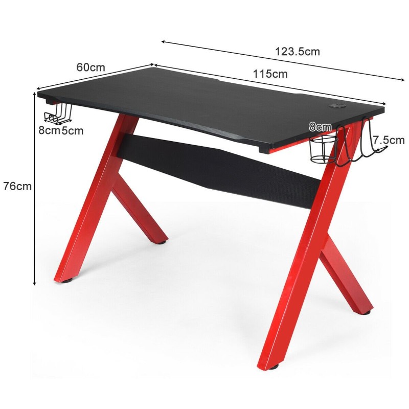 Pelipöytä hiirimatolla, kuuloketelineellä ja ohjaintelineillä