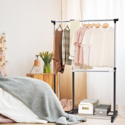 Säädettävä musta vaatekaappi pyörillä ja lisätilalla