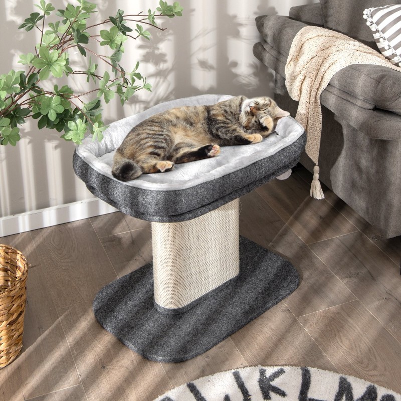 Moderni harmaa kissan raapimispuu pehmeällä istuimella