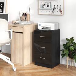 Musta kolmilaatikkoinen puinen lipasto kaatumisenestolaitteella