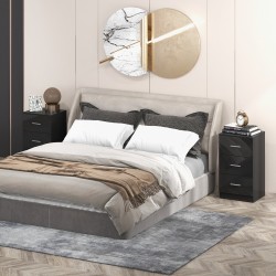 Musta kolmilaatikkoinen puinen lipasto kaatumisenestolaitteella