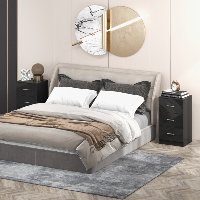 Musta kolmilaatikkoinen puinen lipasto kaatumisenestolaitteella