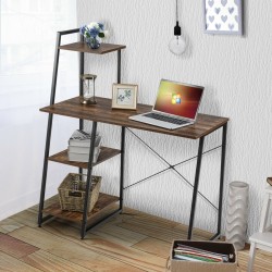 Monipuolinen ruskea tietokonepöytä neljällä hyllyllä ja metallirungolla