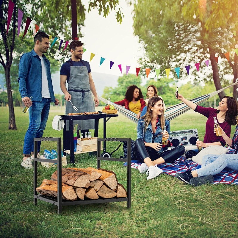 Musta teräksinen halkoteline kiinteällä pohjalla ja kahvoilla