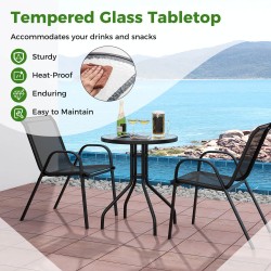 Kolmen osan ulkobistrosarja harmaa pinottavilla tuoleilla