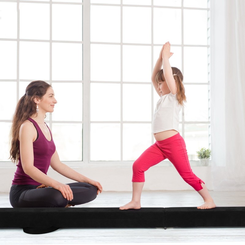 Taitettava musta voimistelupalkki kantokahvoilla ja liukuesteillä