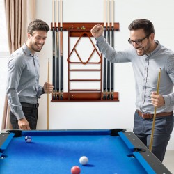 Seinään kiinnitettävä ruskea biljardikeppiteline männystä