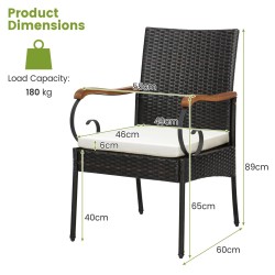 Kahden ruskean rottinkituolin setti pehmeillä pehmusteilla ulkokäyttöön