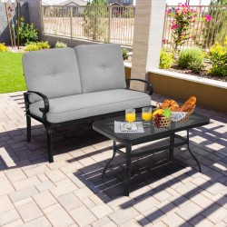 Harmaa terassikalustesetti pehmustetulla sohvalla ja sohvapöydällä