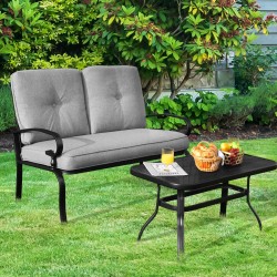 Harmaa terassikalustesetti pehmustetulla sohvalla ja sohvapöydällä