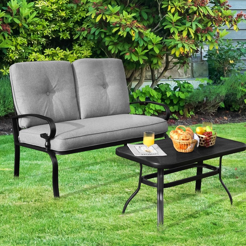 Harmaa terassikalustesetti pehmustetulla sohvalla ja sohvapöydällä