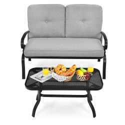 Harmaa terassikalustesetti pehmustetulla sohvalla ja sohvapöydällä