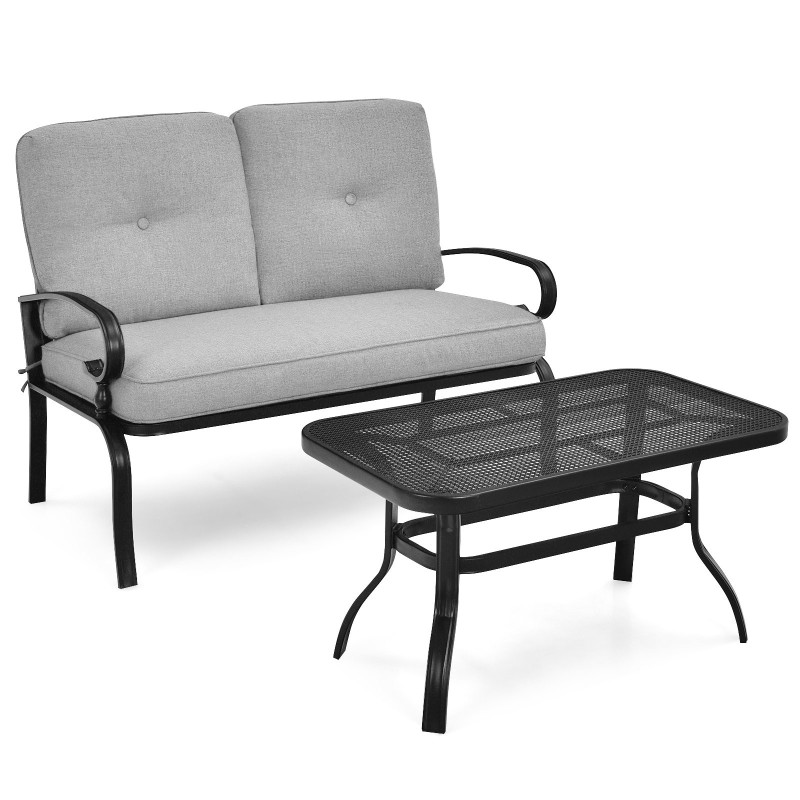 Harmaa terassikalustesetti pehmustetulla sohvalla ja sohvapöydällä