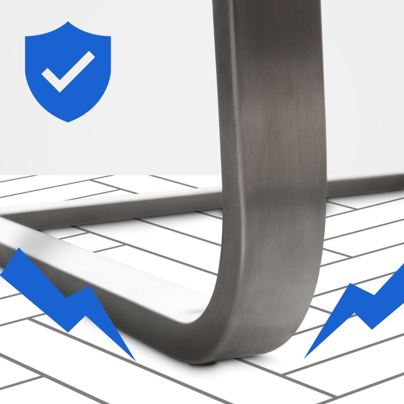 Moderni keinonahkainen ruokatuoli ergonomisella selkänojalla ja teräsrungolla