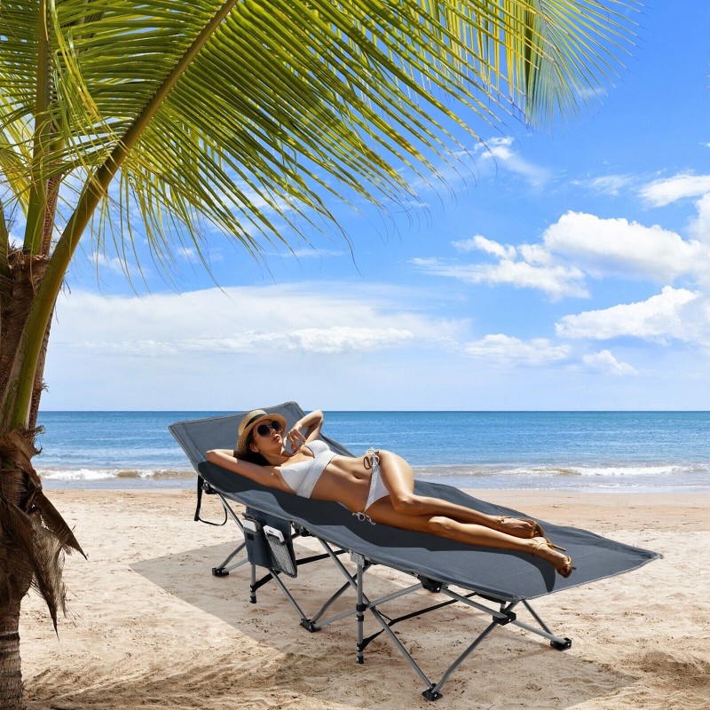 Taitettava sininen camping-sänky patjalla ja tyynyllä