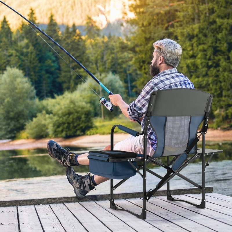 Sininen kokoontaitettava retkituoli sivupöydällä ja kylmälaukulla