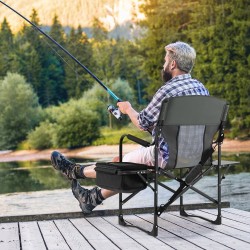 Musta kokoontaitettava retkituoli sivupöydällä ja kylmälaukulla